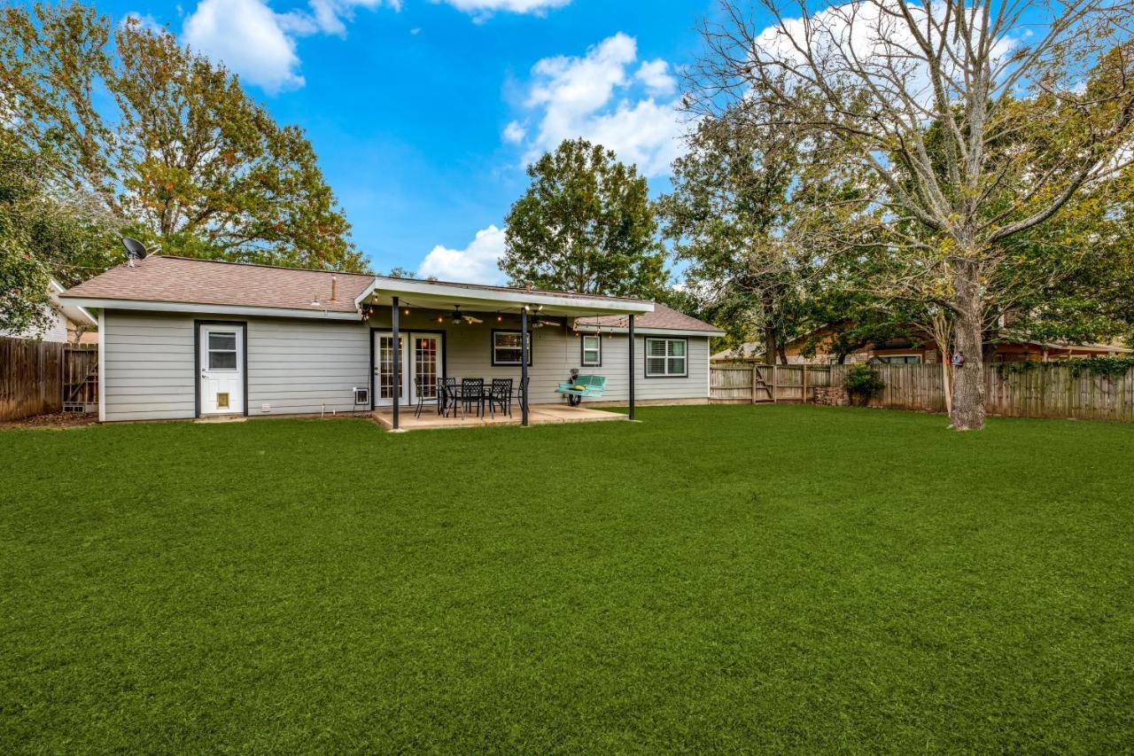 Cozy 4 Bedroom Home Blocks To Main Street And Wineries Fredericksburg Exterior photo